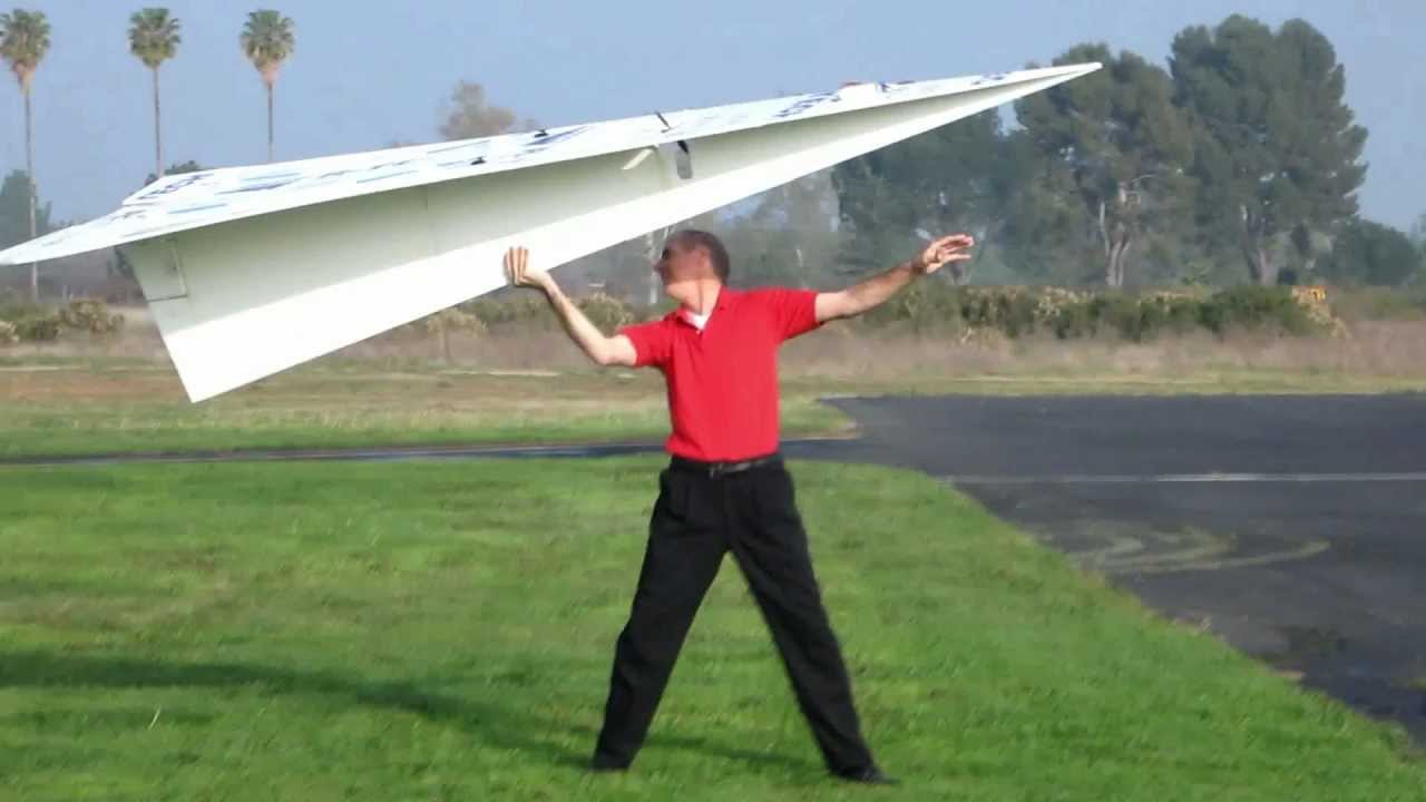 Самое длинное крыло. Гигантский бумажный самолетик. Самый большой самолетик из бумаги. Самый большой бумажный самолет в мире. Человек запускает самолетик.